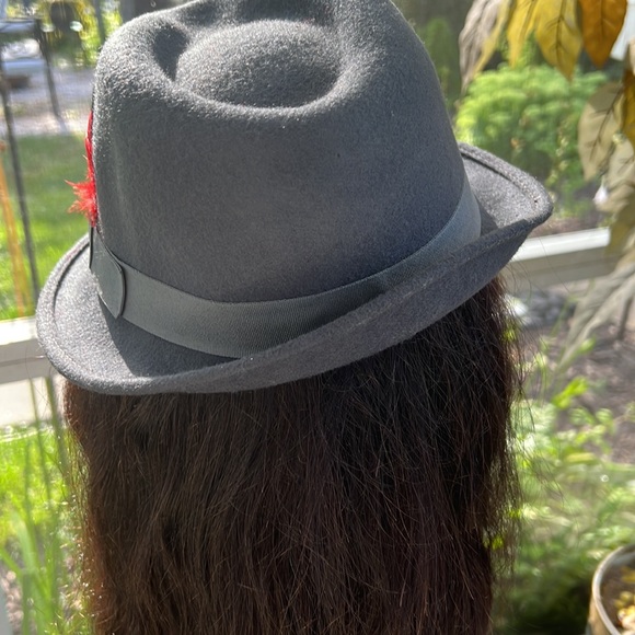 Grey  felt hat with red feather used worn very classy !! - Picture 4 of 6